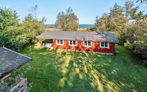 Thrine - 100M to the Fjord: Blå, Busk, Sommerhus, Bunddække, Have, Estate, Skygge, Landscaping, Stuehus, Eco Hotel