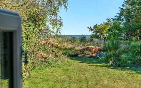 Thrine - 100M to the Fjord: Blå, Busk, Sommerhus, Bunddække, Have, Estate, Skygge, Landscaping, Stuehus, Eco Hotel