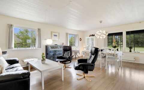 Mikkeline - 400M to the Fjord: Træ, Tag, Arkitektur, Hjem, Hus, Sommerhus, Sidespor, Hårdttræ, Hældning, Estate