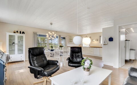 Mikkeline - 400M to the Fjord: Træ, Tag, Arkitektur, Hjem, Hus, Sommerhus, Sidespor, Hårdttræ, Hældning, Estate