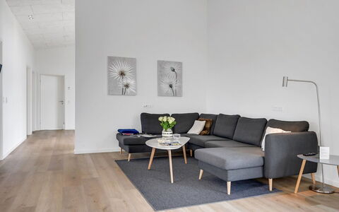 Aatami - 500M from the Sea: Gulvbelægning, Møbel, Indretning, Etage, Trægulve, Træ, Couch, Stue, Laminat Gulv, Hjem