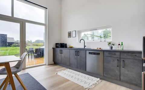 Aatami - 500M from the Sea: Gulvbelægning, Køkken, Indretning, Countertop, Etage, Cabinetry, Trægulve, Husholdningsapparat, Køkken Apparat, Hårdttræ