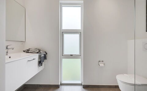 Aatami - 500M from the Sea: Gulvbelægning, Væg, Badeværelse, Indretning, Etage, Sanitærarmatur, Loft, Toilet, Belysning, Vvs