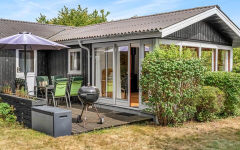 Brimi - 450M from the Sea: Tag, Hus, Veranda, Hjem, Busk, Sommerhus, Dør, Sidespor, Have, Bunddække