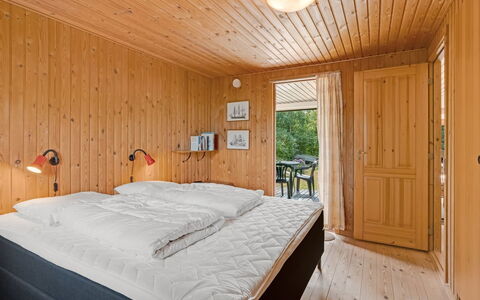 Brimi - 450M from the Sea: Soveværelse, Seng, Træ, Indretning, Loft, Sengetøj, Værelse, Møbel, Sengetøj, Etage