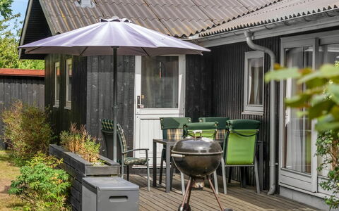 Brimi - 450M from the Sea: Tag, Udendørs Møbler, Busk, Hus, Have, Hjem, Sommerhus, Udendørs Bord, Skygge, Stol