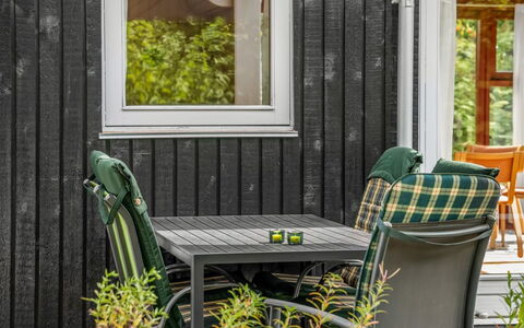 Brimi - 450M from the Sea: Træ, Møbel, Udendørs Møbler, Blomsterkrukke, Stol, Udendørs Bord, Bejdse, Hårdttræ, Planke, Have