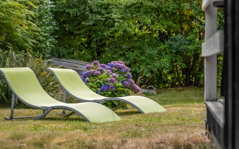 Brimi - 450M from the Sea: Udendørs Møbler, Have, Bunddække, Lawn, Skygge, Stol, Landscaping, Design, Parkere