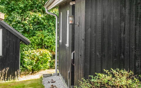 Brimi - 450M from the Sea: Træ, Busk, Sidespor, Dør, Sommerhus, Bunddække, Garden Bygninger, Skur, Backyard, Have