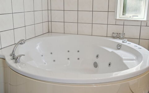 Gerhild - 300M from the Sea: Badekar, Badeværelse, Sanitærarmatur, Indretning, Gulvbelægning, Vvs, Etage, Tap, Jacuzzi