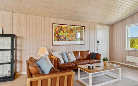 Gerhild - 300M from the Sea: Møbel, Indretning, Gulvbelægning, Træ, Couch, Loft, Etage, Stue, Værelse, Trægulve