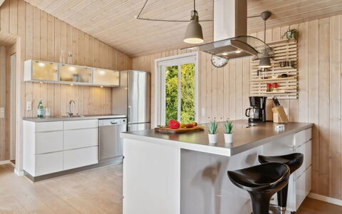 Gerhild - 300M from the Sea: Køkken, Countertop, Møbel, Indretning, Gulvbelægning, Lysarmatur, Køkken Apparat, Træ, Loft, Cabinetry