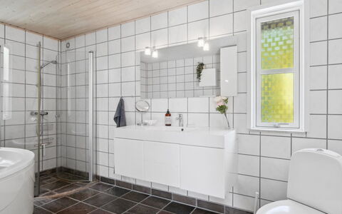 Gerhild - 300M from the Sea: Gulvbelægning, Sanitærarmatur, Etage, Indretning, Badeværelse, Håndvask, Vvs, Flise, Tap, Loft