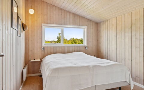 Gerhild - 300M from the Sea: Træ, Loft, Soveværelse, Indretning, Gulvbelægning, Etage, Hjem, Seng, Planke, Trægulve