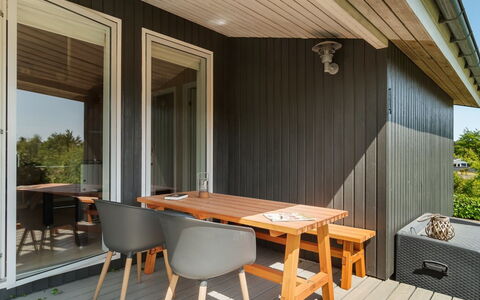 Gerhild - 300M from the Sea: Træ, Bejdse, Hårdttræ, Planke, Møbel, Veranda, Trægulve, Stol, Dæk, Skygge