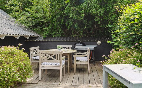 Stefani - 1Km from the Sea: Møbel, Udendørs Møbler, Udendørs Bord, Busk, Stol, Have, Bord, Blomsterkrukke, Skygge, Backyard