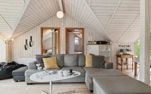 Stefani - 1Km from the Sea: Træ, Gulvbelægning, Indretning, Loft, Møbel, Couch, Etage, Stue, Hjem, Trægulve