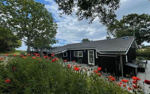 Lilla - 120M from the Sea: Hus, Hjem, Sommerhus, Tag, Busk, Have, Sidespor, Gård, Skygge