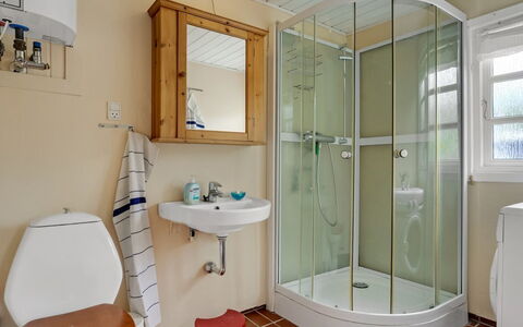Vian - 200M from the Sea: Sanitærarmatur, Badeværelse, Gulvbelægning, Etage, Indretning, Toiletbræt, Badeværelsesvask, Håndvask, Toilet, Vvs