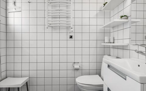 Milo - 5M from the Sea: Sanitærarmatur, Gulvbelægning, Badeværelse, Etage, Indretning, Vvs, Toilet, Håndvask, Toiletbræt, Flise