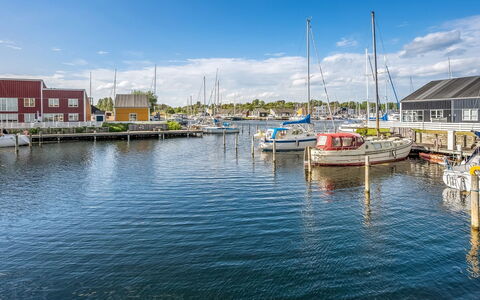 Milo - 5M from the Sea: Blå, Båd, Vand, Krop Af Vand, Vandressourcer, Marina, Vandfartøjer, Vandvej, Kanal, Afspejling