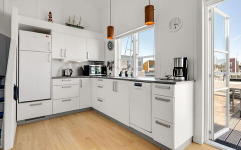 Milo - 5M from the Sea: Køkken, Countertop, Køkken Apparat, Cabinetry, Større Bandage, Gulvbelægning, Indretning, Håndvask, Træ, Møbel