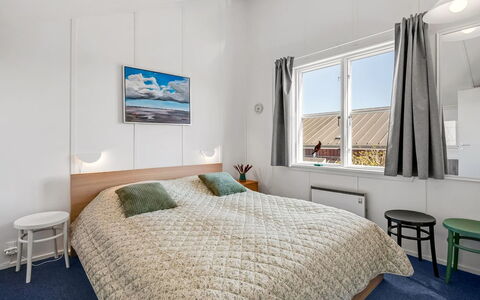 Milo - 5M from the Sea: Soveværelse, Indretning, Etage, Seng, Loft, Møbel, Hjem, Sengetøj, Lejlighed, Bed Frame