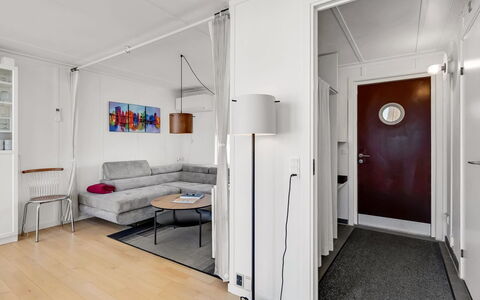 Milo - 5M from the Sea: Møbel, Gulvbelægning, Etage, Indretning, Væg, Loft, Lejlighed, Couch, Stue, Trægulve