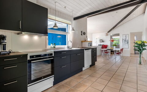 Sarita - 1Km from the Sea: Køkken, Countertop, Køkken Apparat, Gulvbelægning, Større Bandage, Indretning, Cabinetry, Træ, Etage, Møbel
