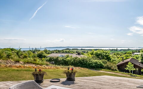 Sarita - 1Km from the Sea: Himmel, Busk, Landskab, Land Lot, Sky, Landscaping, Have, Skygge, Stol