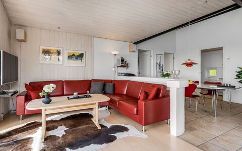 Sarita - 1Km from the Sea: Møbel, Indretning, Træ, Loft, Couch, Gulvbelægning, Stue, Etage, Værelse, Belysning