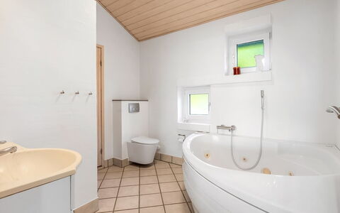 Sarita - 1Km from the Sea: Indretning, Gulvbelægning, Sanitærarmatur, Etage, Badeværelse, Træ, Loft, Badekar, Tap, Vvs