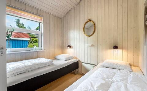 Sarita - 1Km from the Sea: Træ, Soveværelse, Seng, Sengetøj, Loft, Sengetøj, Bed Frame, Etage, Dør, Hårdttræ