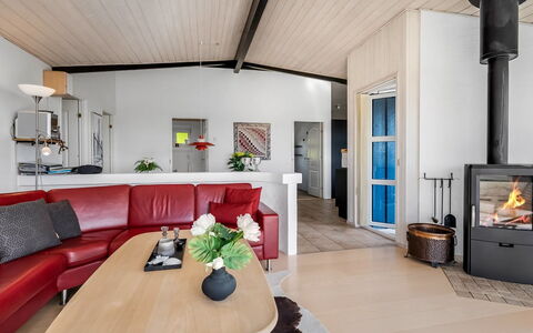 Sarita - 1Km from the Sea: Møbel, Indretning, Gulvbelægning, Træ, Loft, Etage, Stue, Couch, Værelse, Belysning