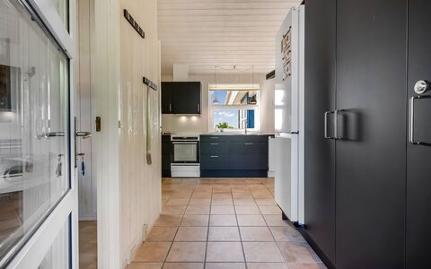 Sarita - 1Km from the Sea: Gulvbelægning, Indretning, Etage, Køkken, Træ, Loft, Countertop, Større Bandage, Køkken Apparat, Møbel