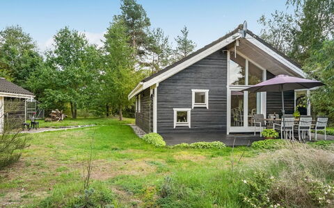 Fiallar - 7.5Km from the Sea: Boligområde, Tag, Forstad, Indkørsel, Estate, Skorsten