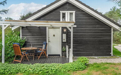 Fiallar - 7.5Km from the Sea: Boligområde, Tag, Forstad, Indkørsel, Estate, Skorsten
