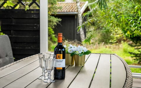 Fiallar - 7.5Km from the Sea: Boligområde, Tag, Forstad, Indkørsel, Estate, Skorsten