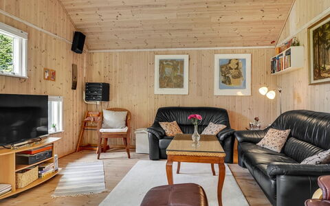 Fiallar - 7.5Km from the Sea: Boligområde, Tag, Forstad, Indkørsel, Estate, Skorsten