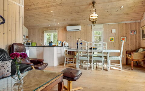Fiallar - 7.5Km from the Sea: Boligområde, Tag, Forstad, Indkørsel, Estate, Skorsten