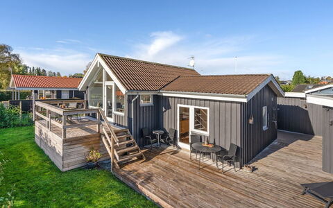 Gudserk - 50M from the Sea: Svømmepøl, Udendørs Møbler, Møbel, Udvej, Flise, Eco Hotel, Skygge, Stol, Fritid, Estate