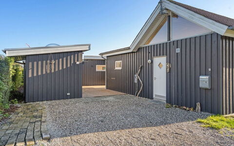 Gudserk - 50M from the Sea: Træ, Tag, Hus, Sommerhus, Dør, Hjem, Sidespor, Land Lot, Garden Bygninger, Skur