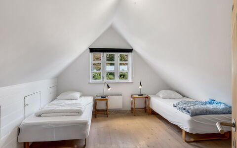 Eva - 1.5Km to the Fjord: Træ, Indretning, Soveværelse, Gulvbelægning, Etage, Seng, Loft, Møbel, Værelse, Bed Frame