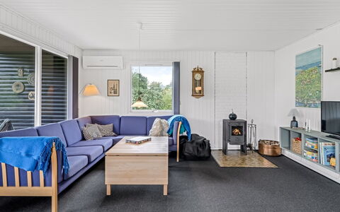 Hila - 900M from the Sea: Gulvbelægning, Træ, Møbel, Etage, Indretning, Loft, Couch, Værelse, Hjem, Stue