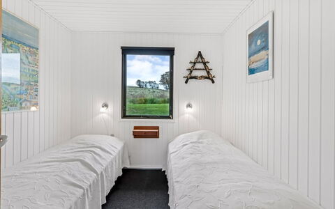 Hila - 900M from the Sea: Træ, Soveværelse, Etage, Seng, Loft, Gulvbelægning, Bed Frame, Sengetøj, Sengetøj, Hårdttræ