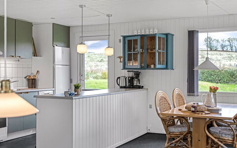 Hila - 900M from the Sea: Indretning, Loft, Møbel, Lysarmatur, Hjem, Countertop, Køkken, Stol, Cabinetry, Stueplante