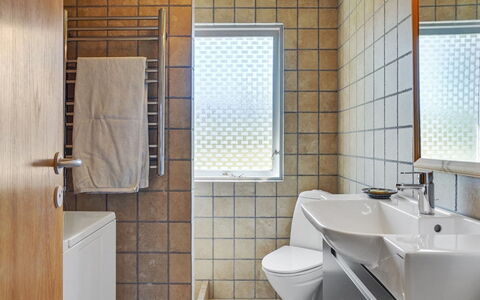 Hila - 900M from the Sea: Badeværelse, Sanitærarmatur, Væg, Gulvbelægning, Indretning, Håndvask, Etage, Badeværelsesvask, Tap, Vvs