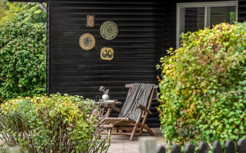 Hila - 900M from the Sea: Træ, Busk, Have, Bunddække, Sidespor, Gård, Sommerhus, Backyard, Blomsterkrukke
