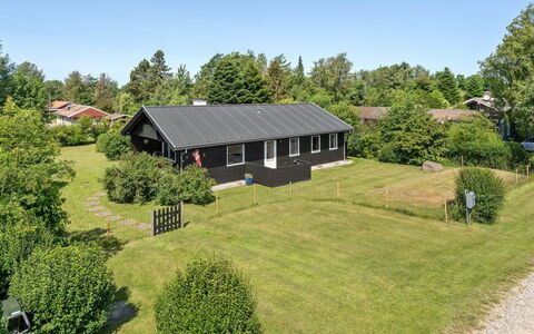 Hila - 900M from the Sea: Boligområde, Tag, Forstad, Indkørsel, Estate, Skorsten