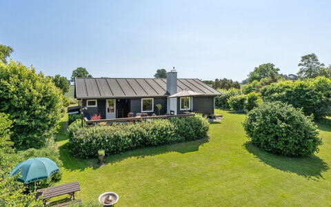 Hila - 900M from the Sea: Boligområde, Tag, Forstad, Indkørsel, Estate, Skorsten